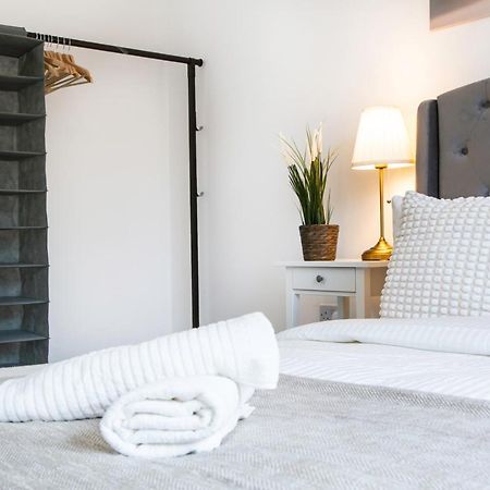 Cozy Townhouse In The Heart Of Greater Manchester Villa Екстериор снимка