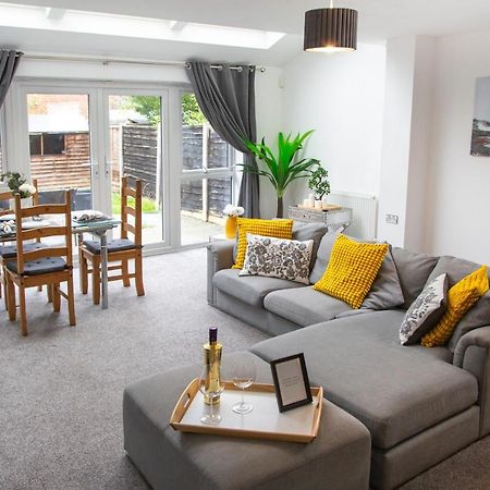 Cozy Townhouse In The Heart Of Greater Manchester Villa Екстериор снимка