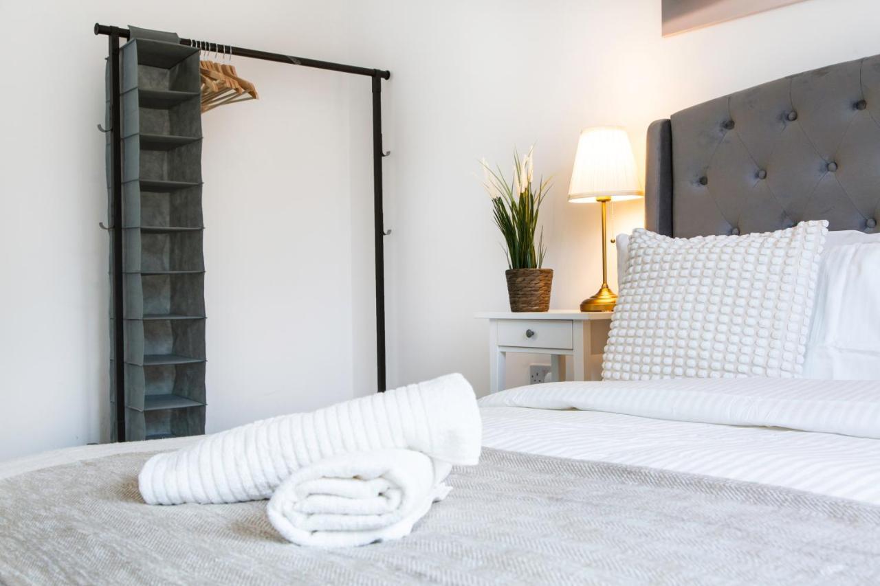 Cozy Townhouse In The Heart Of Greater Manchester Villa Екстериор снимка