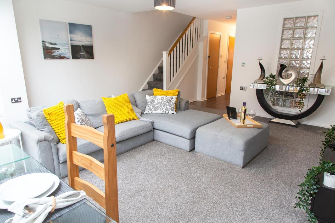 Cozy Townhouse In The Heart Of Greater Manchester Villa Екстериор снимка