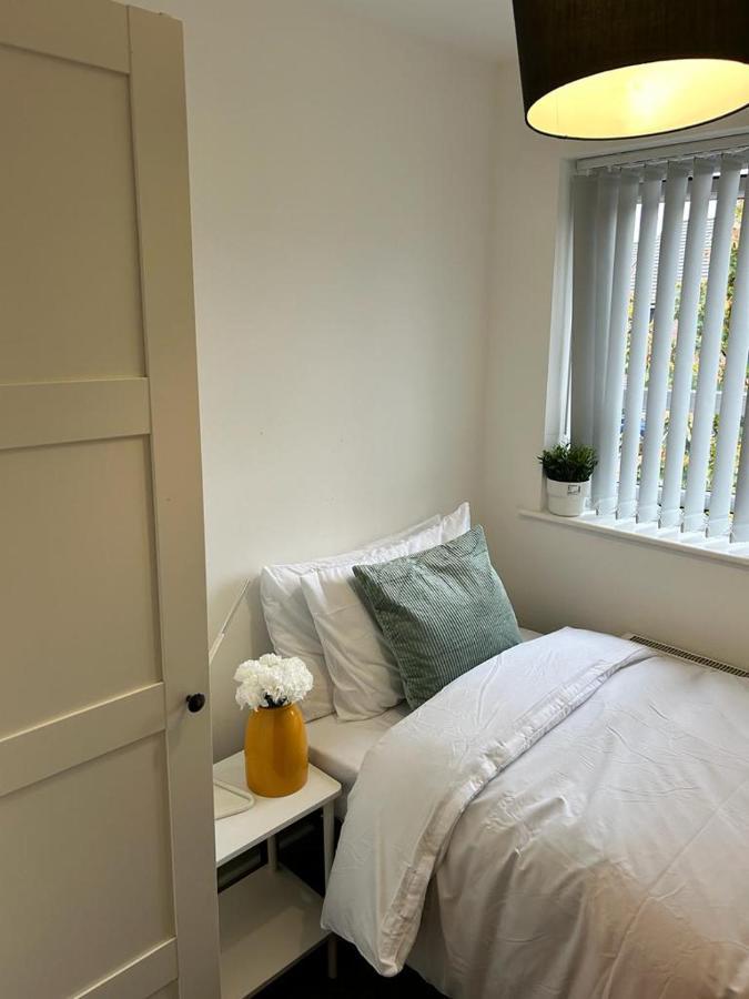 Cozy Townhouse In The Heart Of Greater Manchester Villa Екстериор снимка