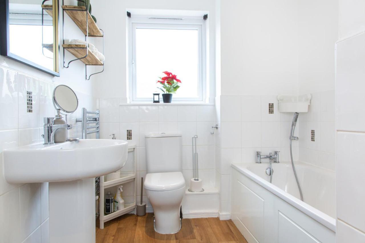 Cozy Townhouse In The Heart Of Greater Manchester Villa Екстериор снимка