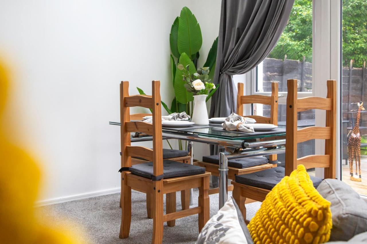 Cozy Townhouse In The Heart Of Greater Manchester Villa Екстериор снимка