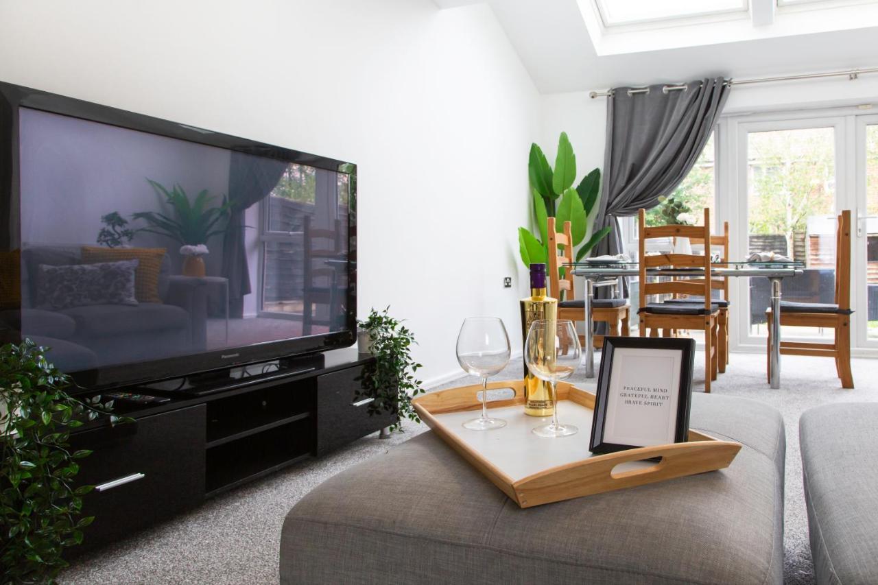 Cozy Townhouse In The Heart Of Greater Manchester Villa Екстериор снимка