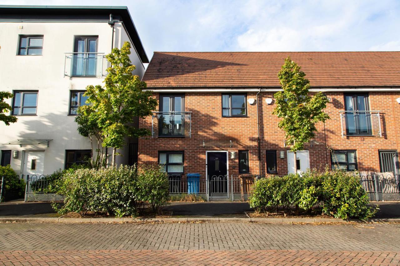 Cozy Townhouse In The Heart Of Greater Manchester Villa Екстериор снимка